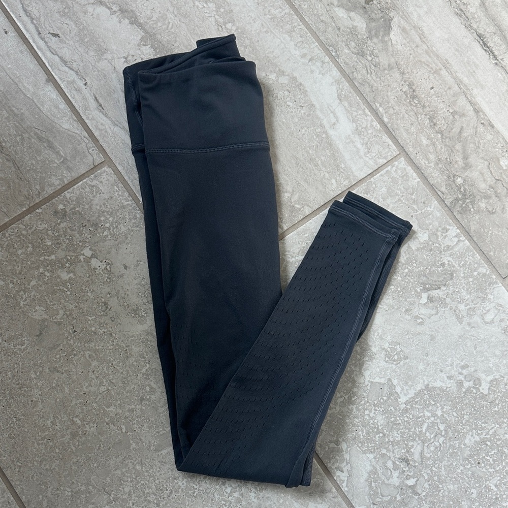Women’s dark grey lululemon leggings snug fit size 6-8